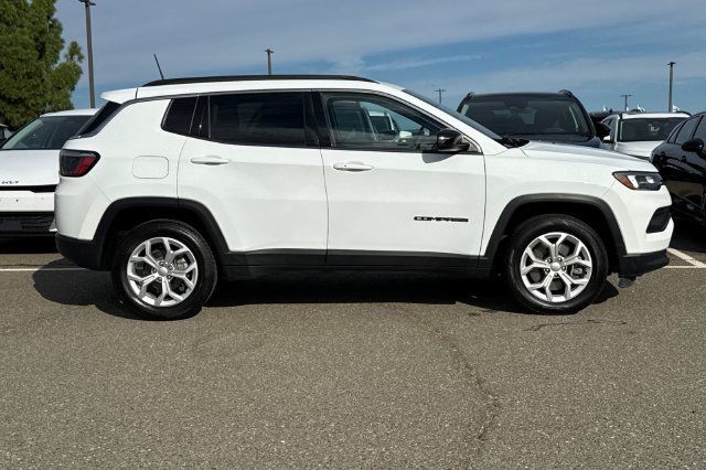 Used 2024 Jeep Compass Latitude AWD/4WD image 3