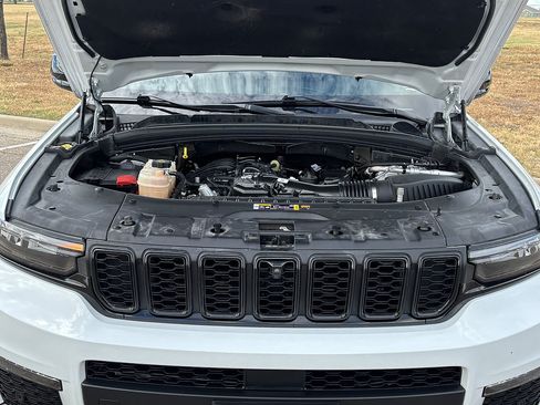 Used 2023 Jeep Grand Cherokee L Limited w/ Luxury Tech Group II AWD/4WD image 19