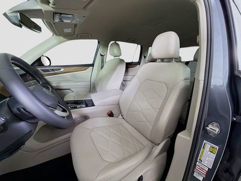 Used 2024 Volkswagen Atlas SE image 11