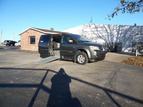 Used 2010 Dodge Grand Caravan SXT image 2