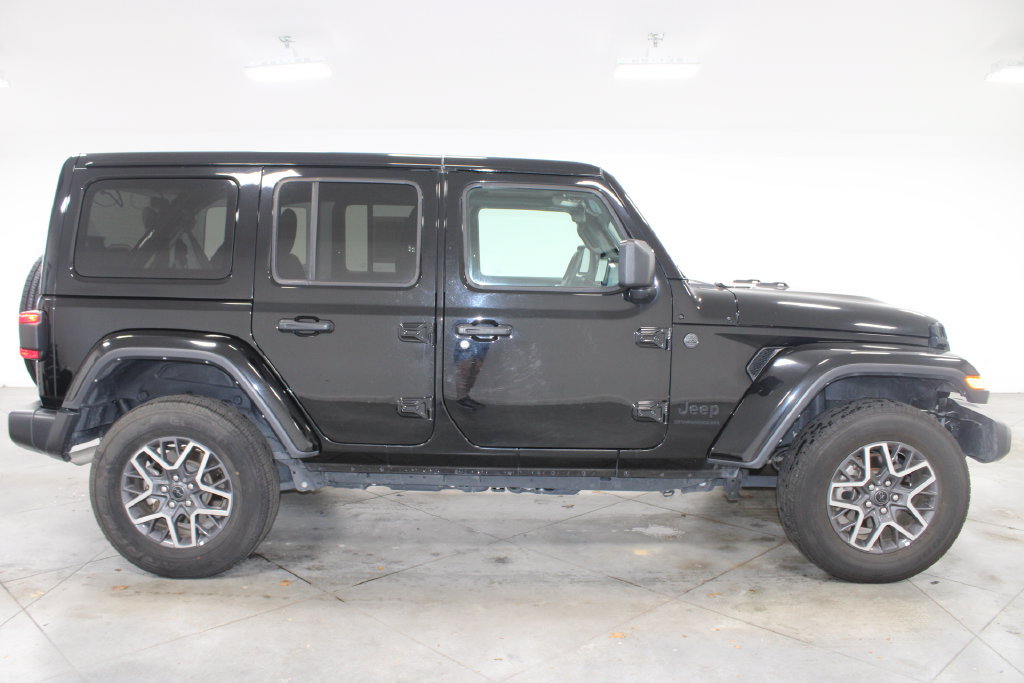 Used 2025 Jeep Wrangler Unlimited Sahara AWD/4WD image 11