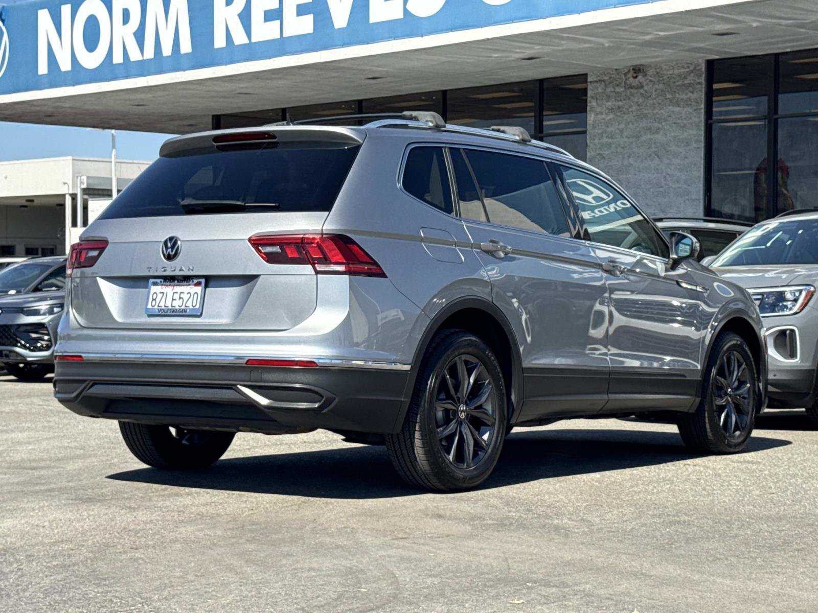 Certified 2022 Volkswagen Tiguan SE w/ Panoramic Sunroof Package FWD image 5