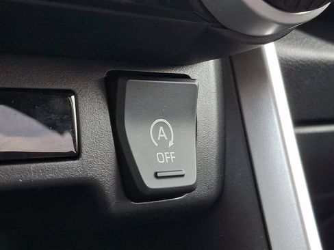 Used 2019 Toyota RAV4 LE AWD/4WD image 25