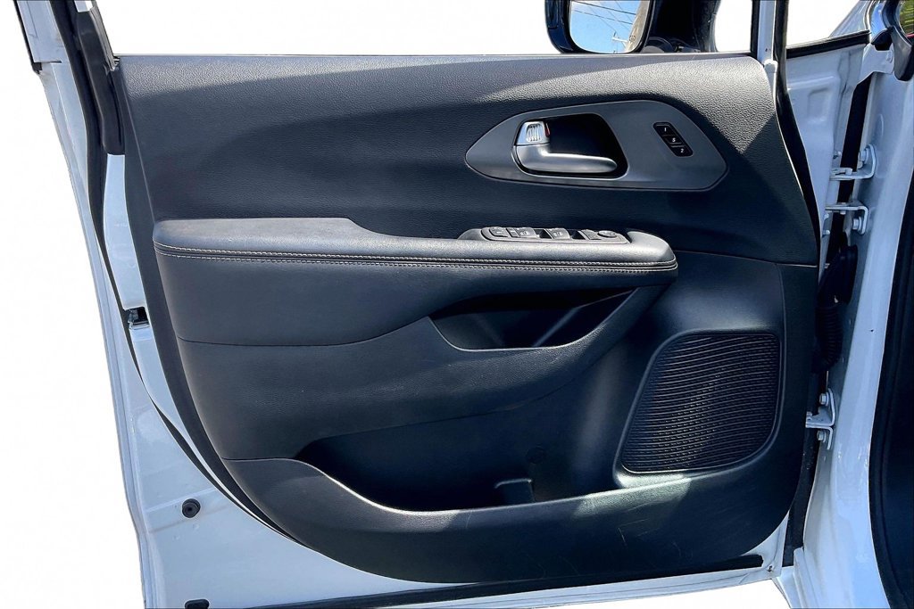 Used 2025 Chrysler Pacifica Select FWD image 2
