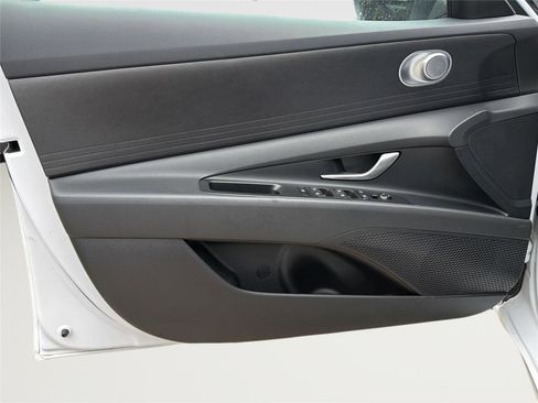 Used 2025 Hyundai Elantra SE FWD image 9