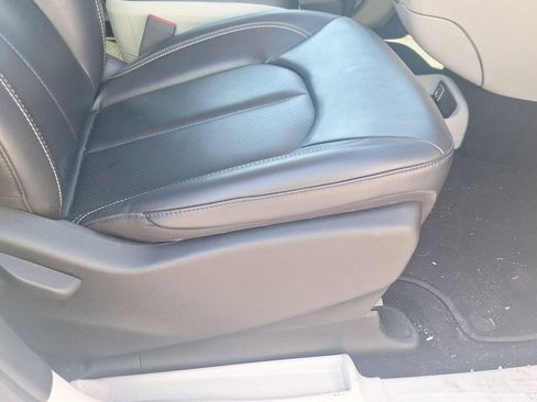 Used 2023 Chrysler Pacifica Touring-L image 21