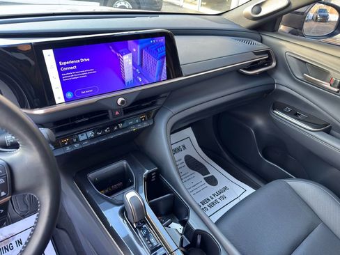 Used 2025 Toyota Crown Signia Limited image 21