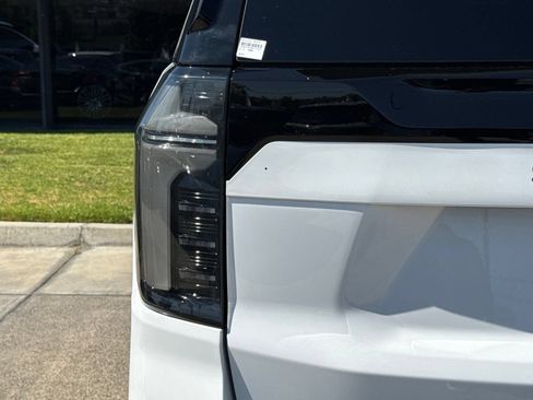 Used 2025 Chevrolet Suburban LT w/ Comfort Package AWD/4WD image 10