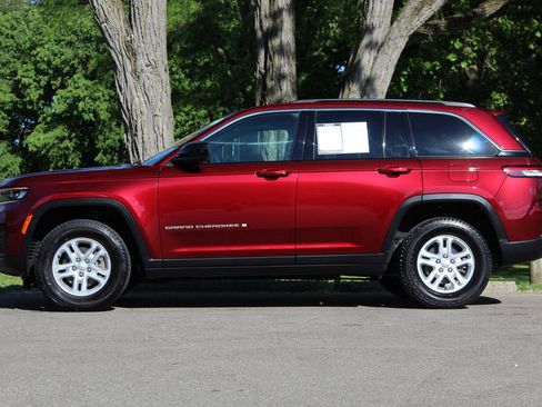 Used 2024 Jeep Grand Cherokee Laredo w/ Luxury Tech Group I AWD/4WD image 5