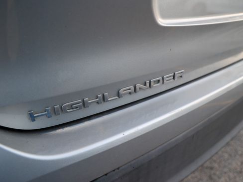 Used 2021 Toyota Highlander L FWD image 11