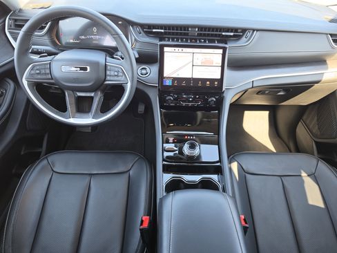 Used 2023 Jeep Grand Cherokee L Limited w/ Luxury Tech Group II image 8