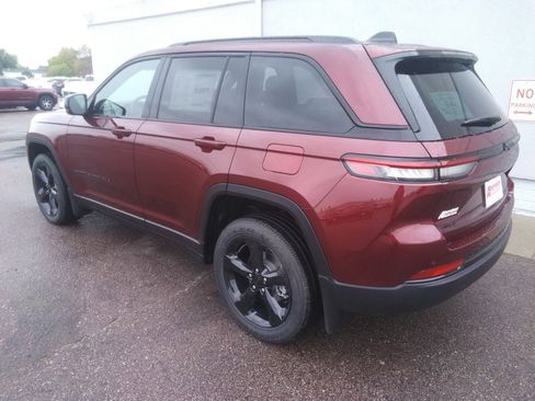 New 2025 Jeep Grand Cherokee Altitude AWD/4WD image 7