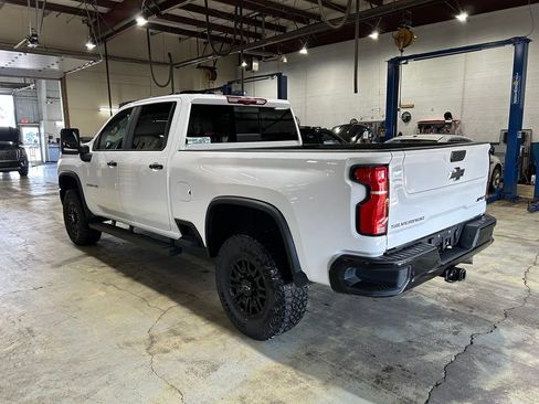 Used 2025 Chevrolet Silverado 2500 ZR2 w/ Technology Package AWD/4WD image 4