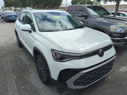 Used 2025 Volkswagen Taos SE w/ Panoramic Sunroof Package