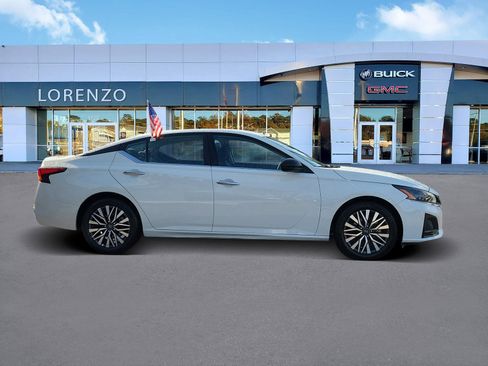 Used 2025 Nissan Altima 2.5 SV FWD image 4