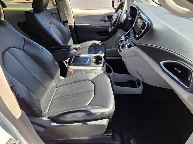 Used 2024 Chrysler Pacifica Limited FWD image 16