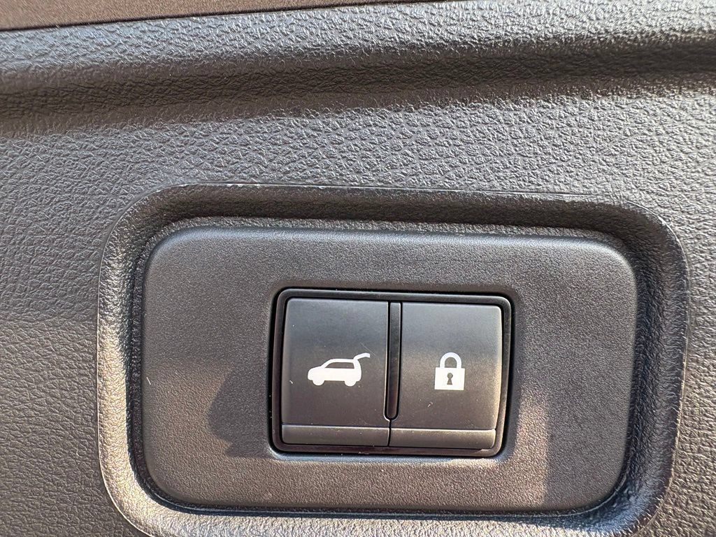 Used 2025 Nissan Pathfinder SV AWD/4WD image 18