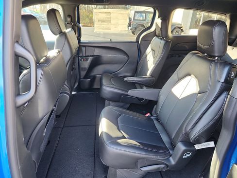 New 2026 Chrysler Pacifica Select image 6