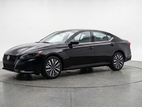 Used 2025 Nissan Altima 2.5 SV FWD image 3
