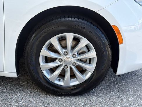 Used 2017 Chrysler Pacifica Touring w/ Tire & Wheel Group FWD image 12