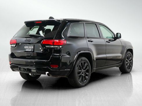 Used 2017 Jeep Grand Cherokee Altitude AWD/4WD image 5