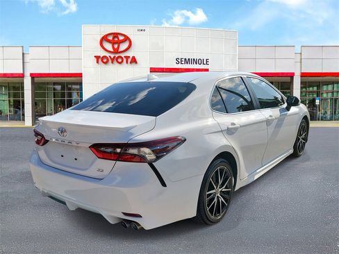 Used 2023 Toyota Camry SE image 3