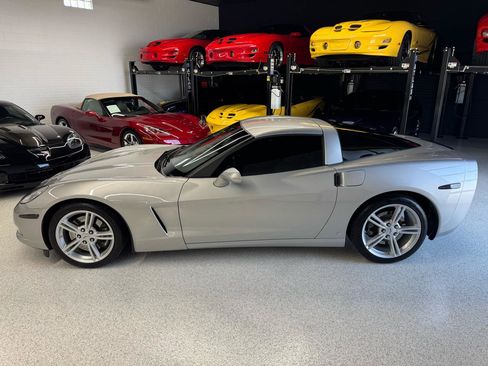 Used 2008 Chevrolet Corvette Coupe w/ Z51 Performance Package RWD image 8