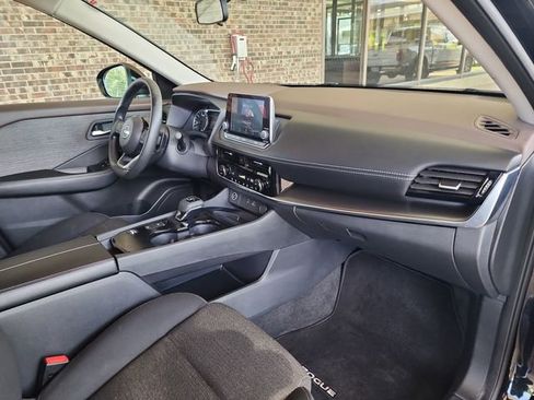 Used 2023 Nissan Rogue SV FWD image 12