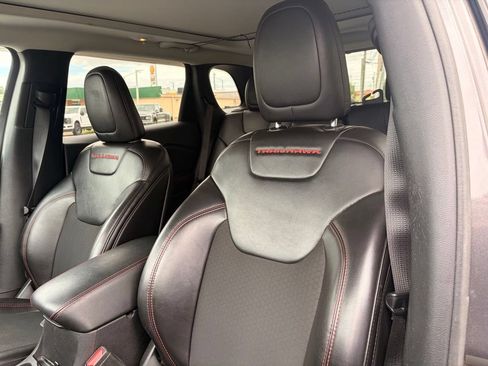 Used 2019 Jeep Cherokee Trailhawk w/ Comfort/Convenience Group AWD/4WD image 11