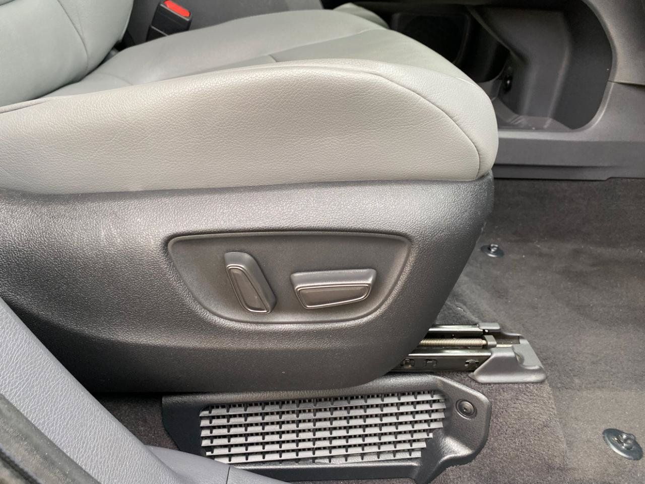 Used 2024 Toyota Sienna XLE FWD image 51