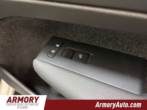 Used 2023 Volvo XC40 B5 Core w/ Convenience Package image 37