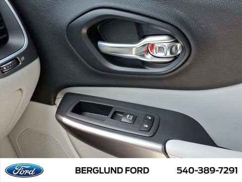 Used 2021 Jeep Cherokee Latitude Lux w/ Comfort/Convenience Group AWD/4WD image 31
