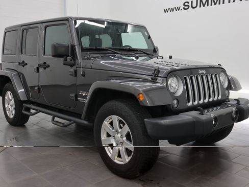 Used 2017 Jeep Wrangler Unlimited Sahara w/ Connectivity Group AWD/4WD image 2