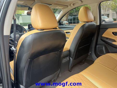 Used 2025 Nissan Sentra SV w/ SV Premium Package image 21