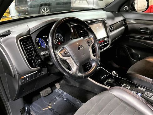 Used 2021 Mitsubishi Outlander LE image 17
