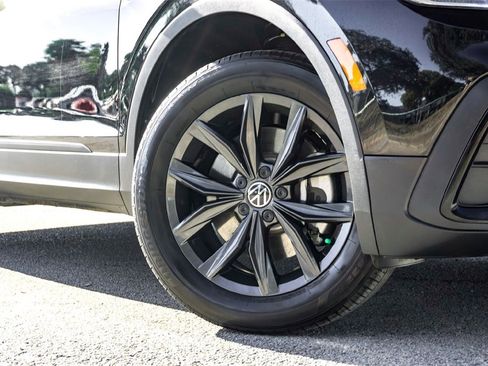 Used 2024 Volkswagen Tiguan SE image 2