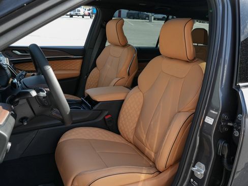 Used 2025 Jeep Grand Cherokee L Summit w/ Advanced Protech Group IV AWD/4WD image 24