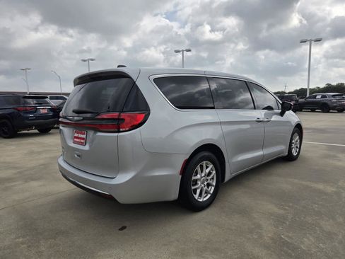 Used 2024 Chrysler Pacifica Touring-L FWD image 5