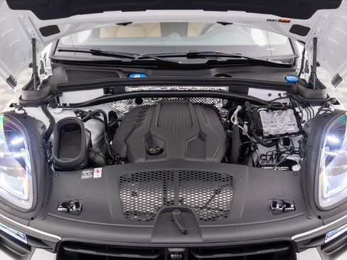 Certified 2025 Porsche Macan image 28