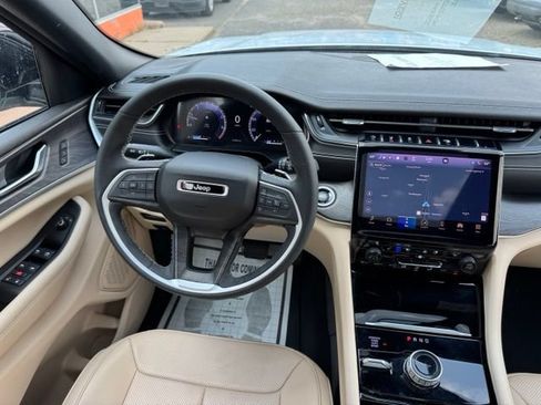 Used 2023 Jeep Grand Cherokee L Limited w/ Luxury Tech Group II AWD/4WD image 18