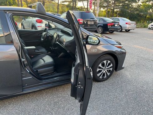 Used 2020 Toyota Prius Prime XLE image 9
