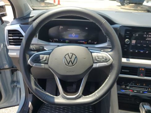 Used 2025 Volkswagen Taos SE w/ Panoramic Sunroof Package FWD image 28