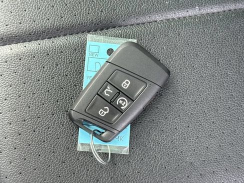 Used 2024 Volkswagen Tiguan SE w/ Panoramic Sunroof Package AWD/4WD image 26