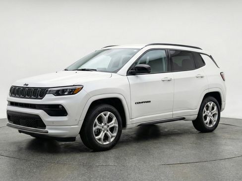 Used 2025 Jeep Compass Latitude AWD/4WD image 3