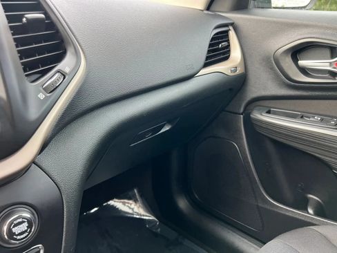 Used 2016 Jeep Cherokee Latitude w/ Comfort/Convenience Group AWD/4WD image 29