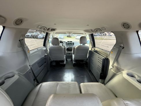 Used 2011 Toyota Sienna LE image 32