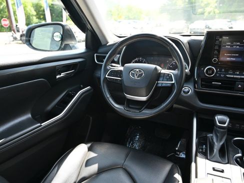 Used 2022 Toyota Highlander XLE AWD/4WD image 9