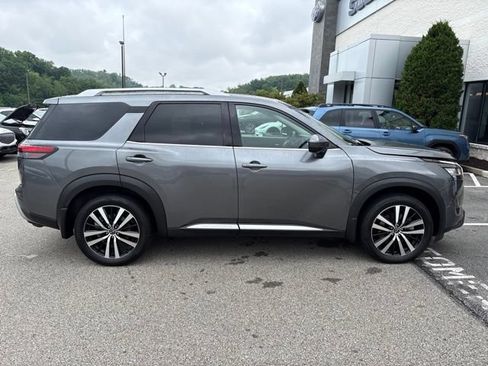 Certified 2024 Nissan Pathfinder Platinum w/ Black Appearance Package AWD/4WD image 6