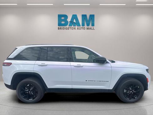 New 2026 Jeep Grand Cherokee Altitude image 8