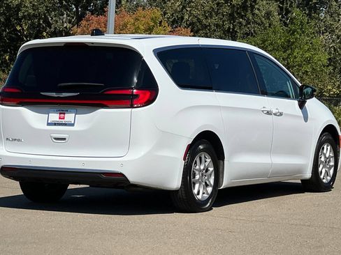 Used 2024 Chrysler Pacifica Touring-L FWD image 4
